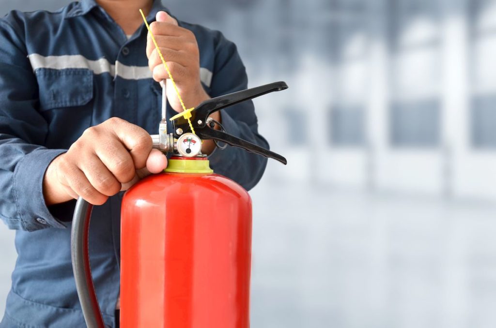 Vérification des extincteurs. - France Prévention Incendie